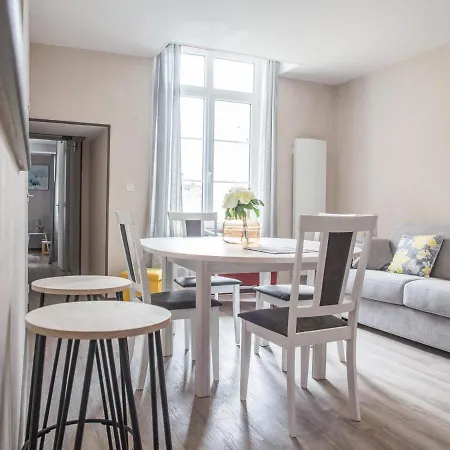 Modern In Near Tapestry Museum Apartment *